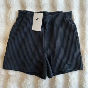 🆕 Nike | Ribbed 3" Shorts - Size XS.